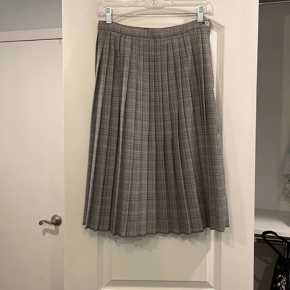 Pleated houndstooth skirt, size woman’s xs.